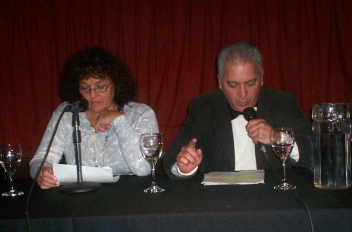 Monica Snyders y Horacio Verón, actores leyendo un diálogo de la novela.